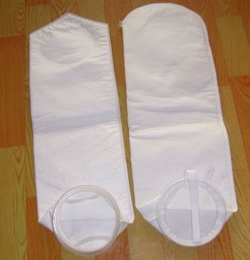 選擇和購(gòu)買氣體過(guò)濾器應(yīng)該關(guān)注哪些指標(biāo)。過(guò)濾袋所有原料均是本白色，未經(jīng)任何特別漂染處理，完全符合環(huán)保標(biāo)準(zhǔn)，更由于針刺氈的三維過(guò)濾層，使得液體流過(guò)過(guò)濾袋時(shí)，顆粒會(huì)由于深層過(guò)濾機(jī)理滯留于液體過(guò)濾袋的內(nèi)壁表面及深層，對(duì)固體或膠體顆粒具有高捕集效率 針刺氈過(guò)濾袋 是指袋式除塵器中配套的布袋，有除塵布制成。在火力發(fā)電，鋼鐵，以及水泥行業(yè)的生產(chǎn)過(guò)程中，會(huì)產(chǎn)生大量的灰塵，從而造成對(duì)大氣的嚴(yán)重污染，所以，國(guó)家對(duì)這類企業(yè)的大氣排放制定了嚴(yán)格的要求，而袋式除塵是廣泛使用的一種理想除塵方式，除塵袋（除塵濾袋）被稱為袋式除塵器的心臟，對(duì)于除塵效果起到非常重要的作用針刺氈過(guò)濾袋塑料環(huán)全熱溶焊接濾袋除同樣具有上述特征以外，濾袋的底部、側(cè)面及領(lǐng)環(huán)連接的方法都以熱溶方法焊接。傳統(tǒng)線縫濾袋由于針孔、材質(zhì)不均勻所產(chǎn)生的旁漏問(wèn)題，纖維脫落問(wèn)題等都被此種全熱熔焊接的濾袋解決，適用于更高要求的行業(yè)使用 